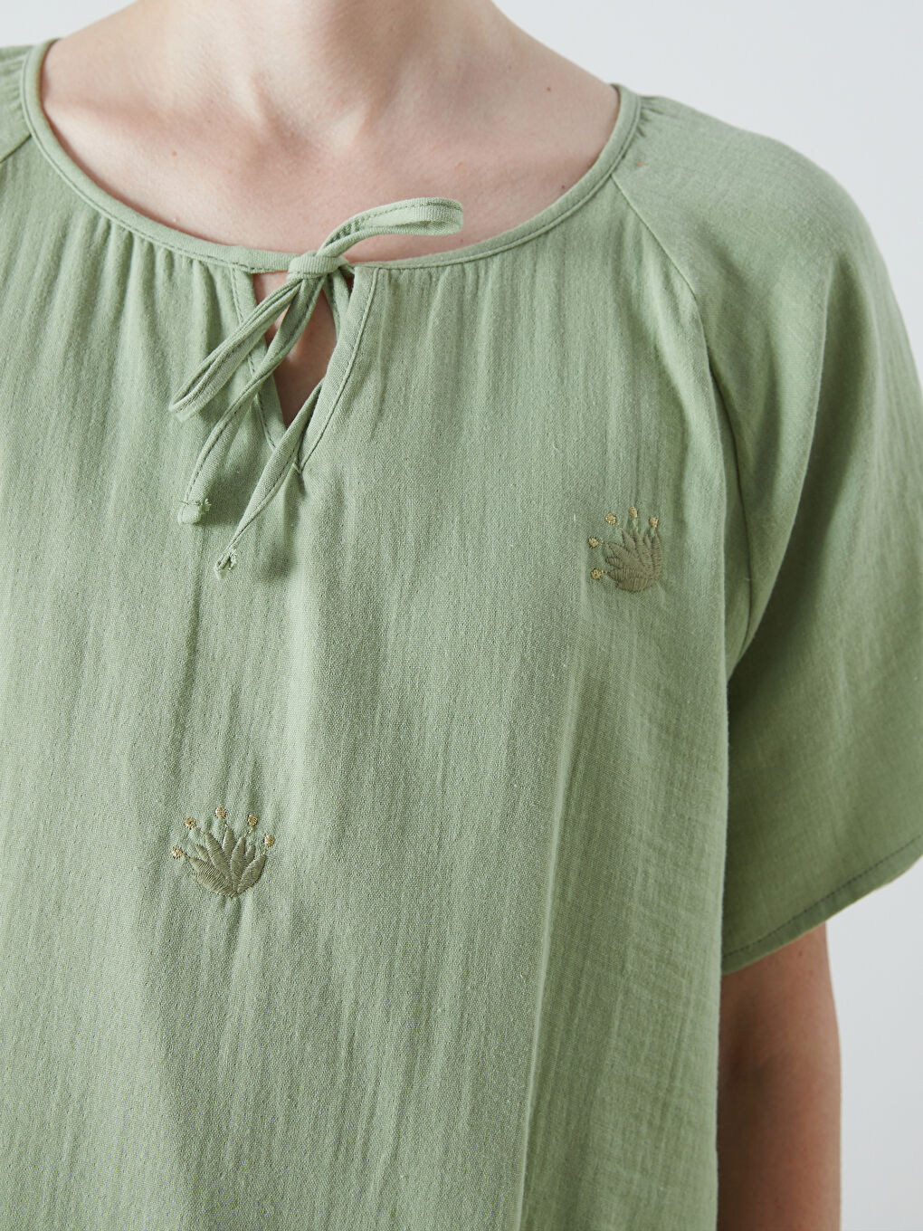 Haki Bağlamalı Yaka Nakışlı Müslin Bluz-2