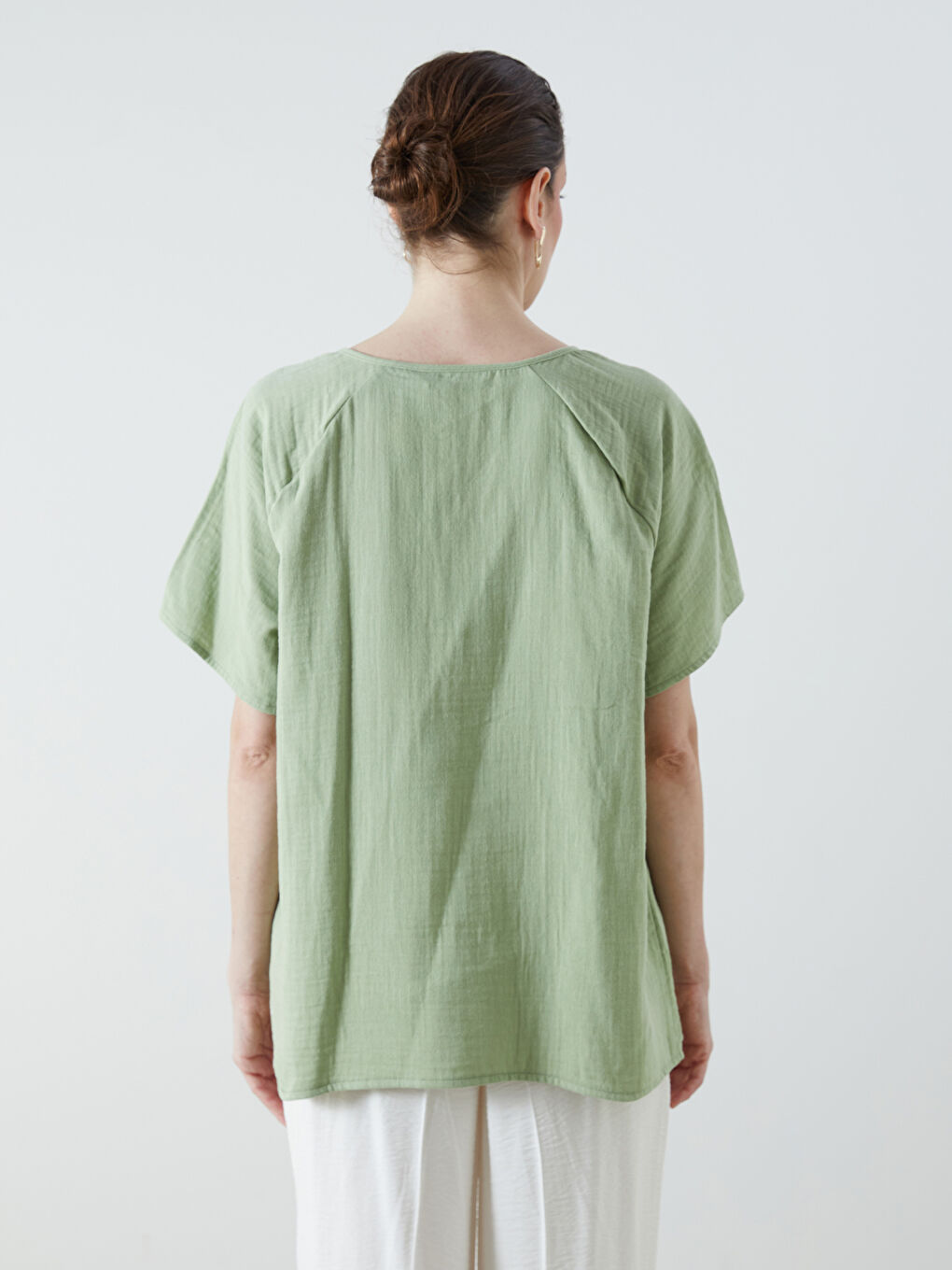 Haki Bağlamalı Yaka Nakışlı Müslin Bluz-3