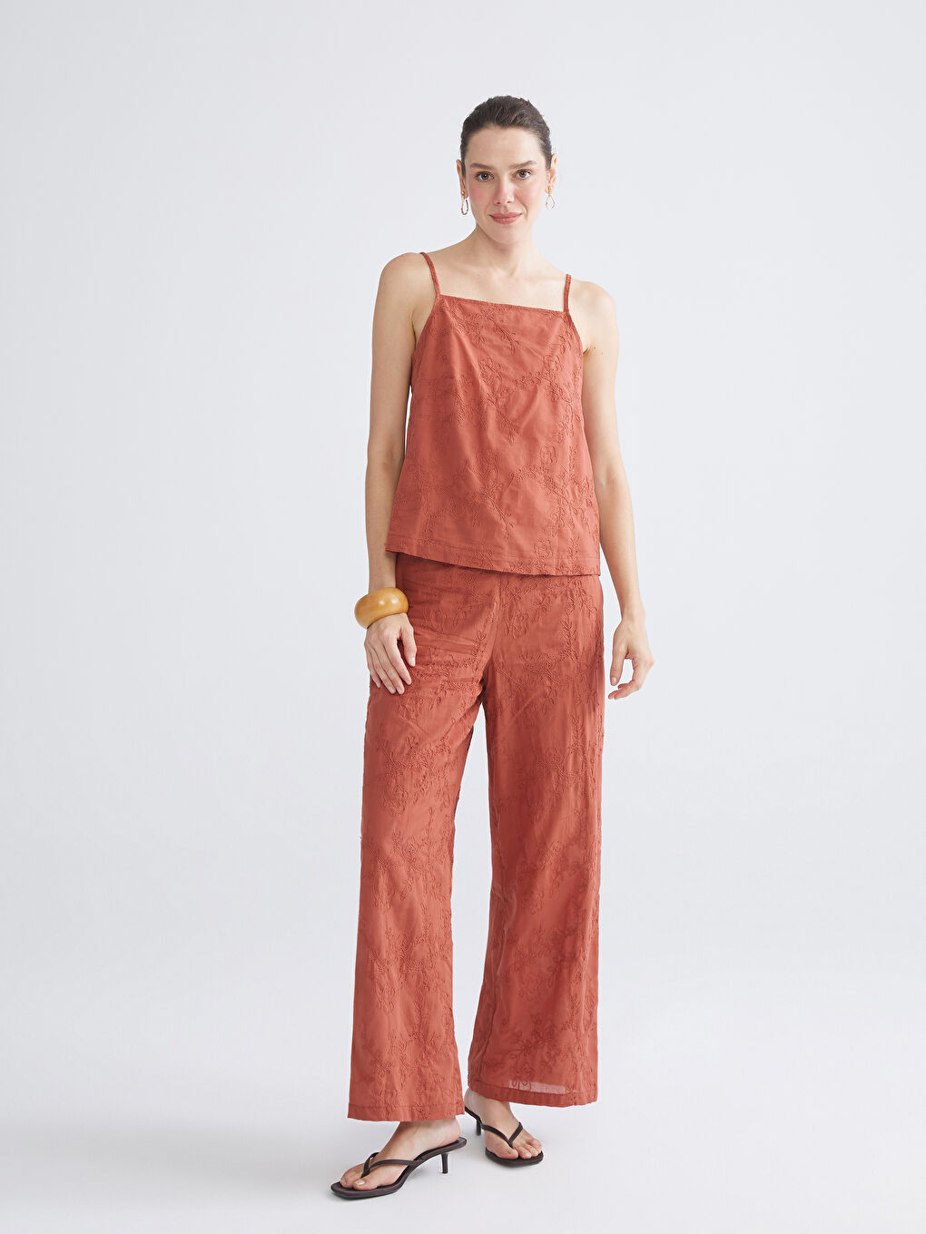 Turuncu Kare Yaka Nakışlı Askılı Fiyonklu Bluz-1