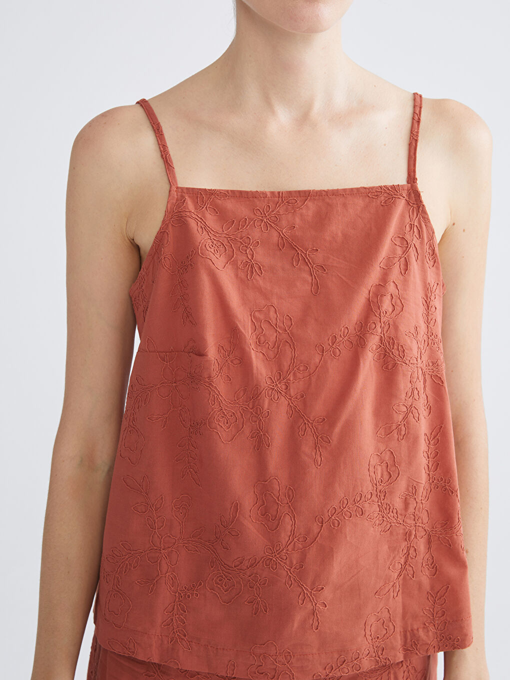 Turuncu Kare Yaka Nakışlı Askılı Fiyonklu Bluz-2