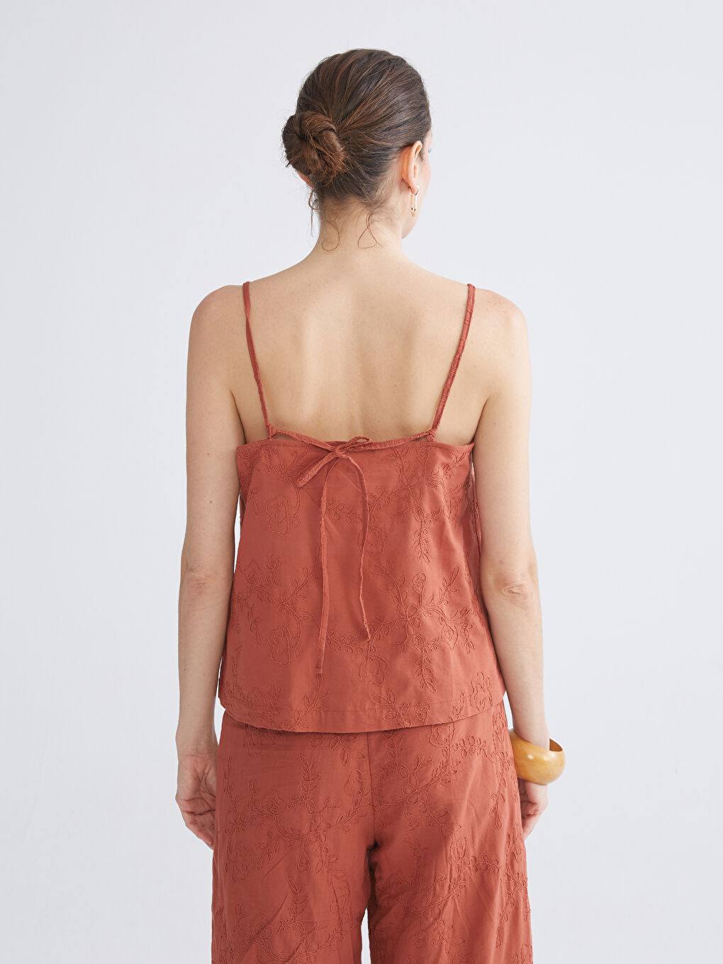 Turuncu Kare Yaka Nakışlı Askılı Fiyonklu Bluz-3