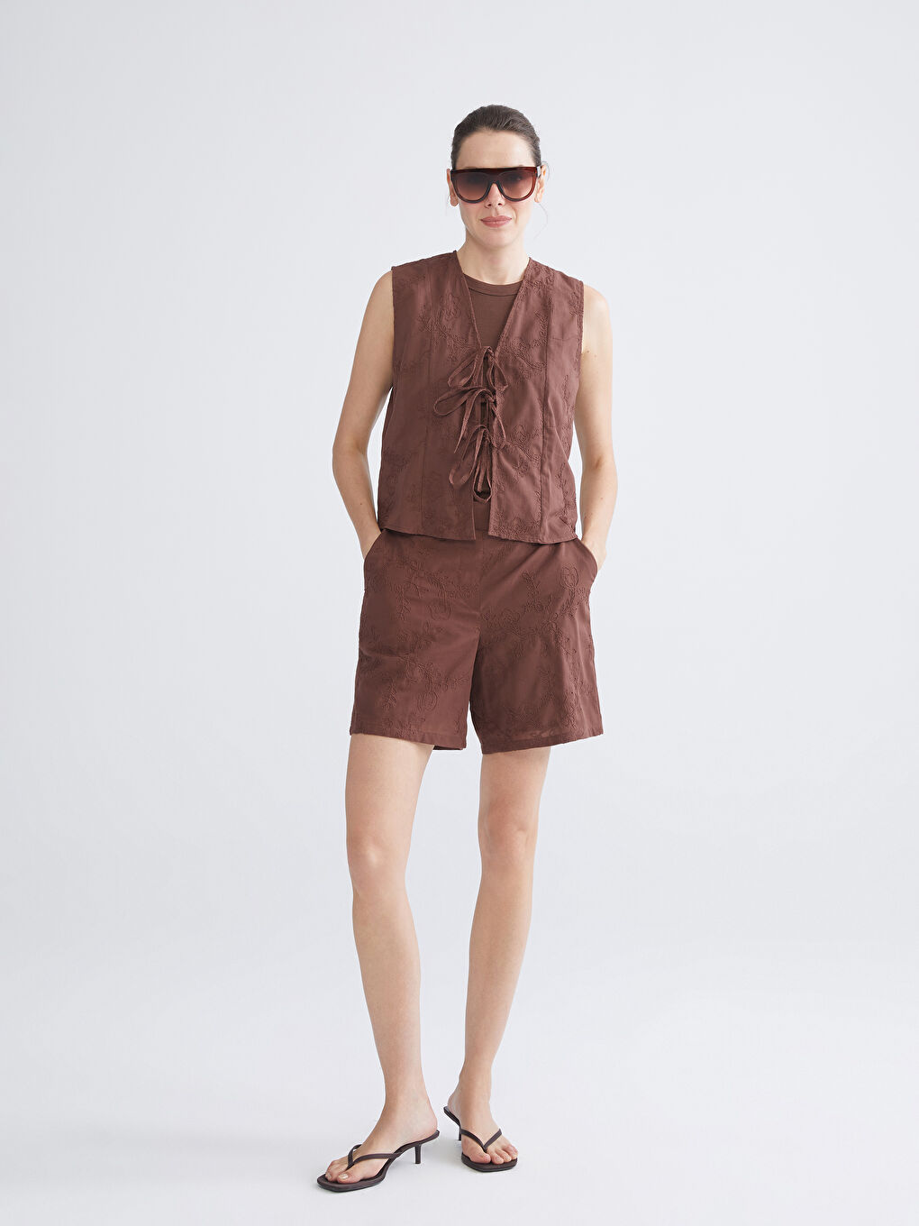 Kahverengi V Yaka Nakışlı Fiyonklu Bluz-1