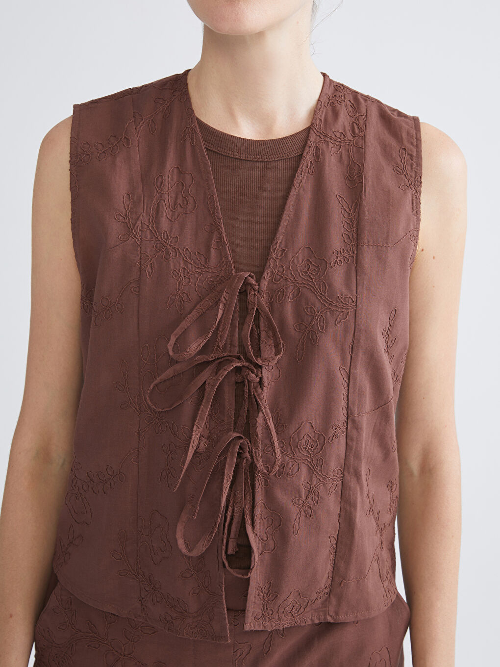 Kahverengi V Yaka Nakışlı Fiyonklu Bluz-2