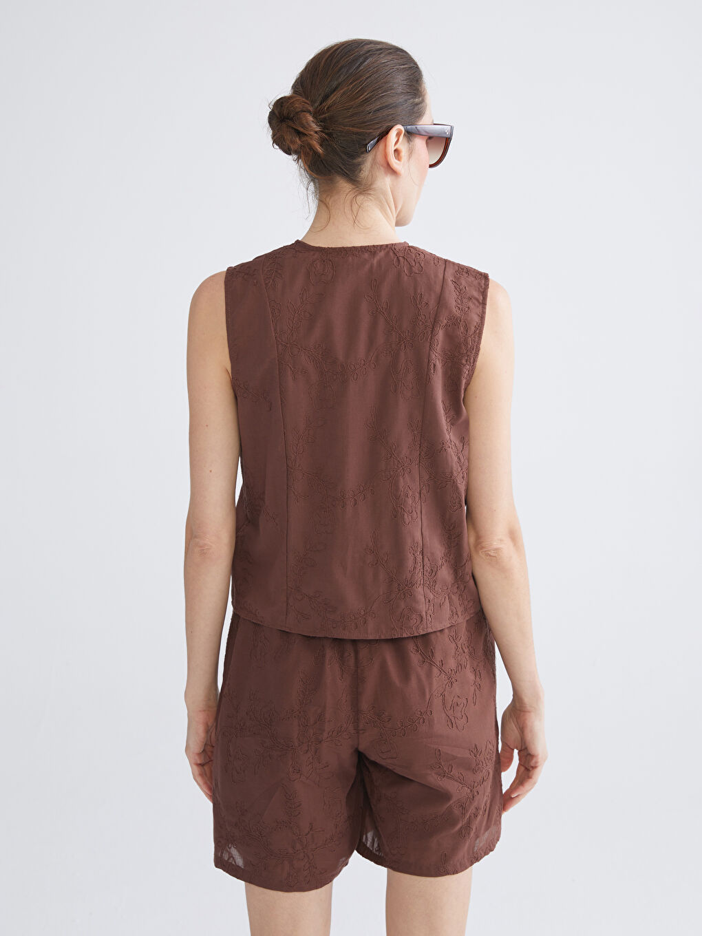 Kahverengi V Yaka Nakışlı Fiyonklu Bluz-3