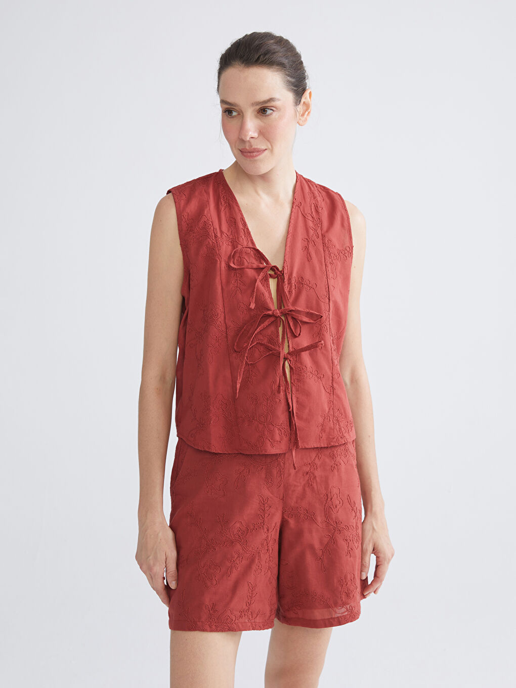 Mercan V Yaka Nakışlı Fiyonklu Bluz