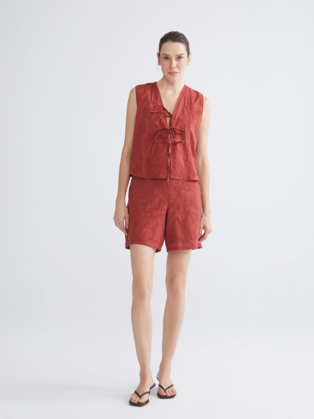 Mercan V Yaka Nakışlı Fiyonklu Bluz-1