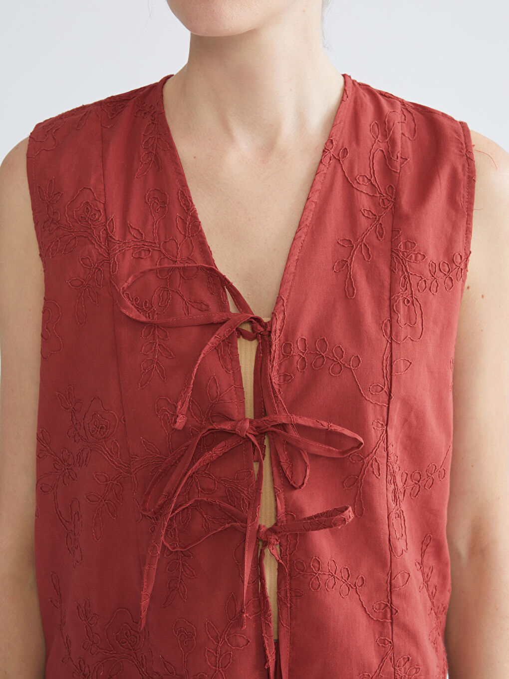 Mercan V Yaka Nakışlı Fiyonklu Bluz-2