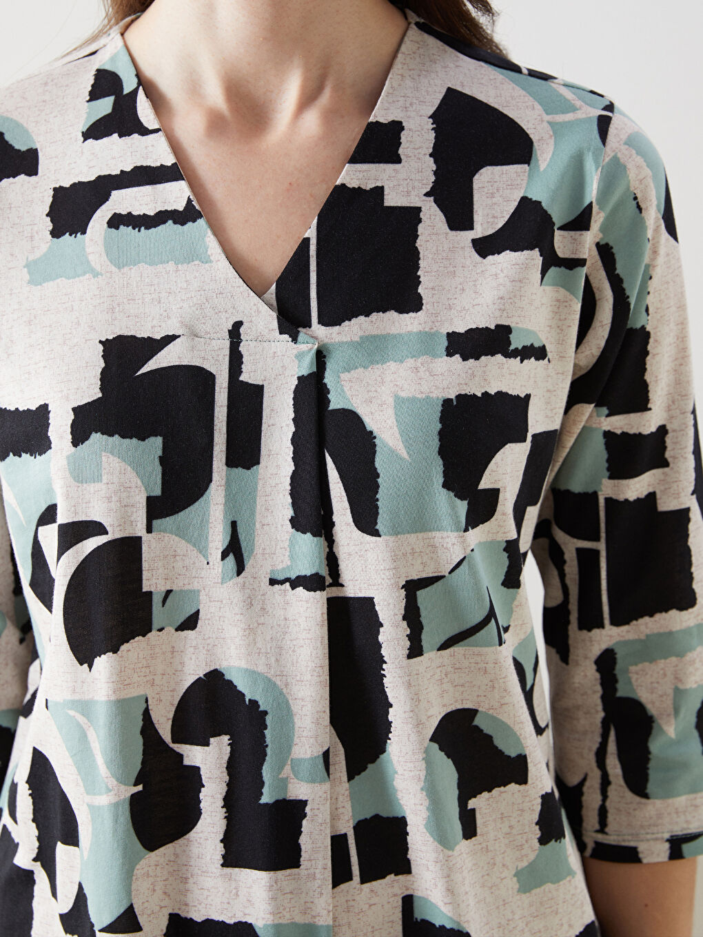 Siyah V Yaka Desenli Kadın Bluz-5