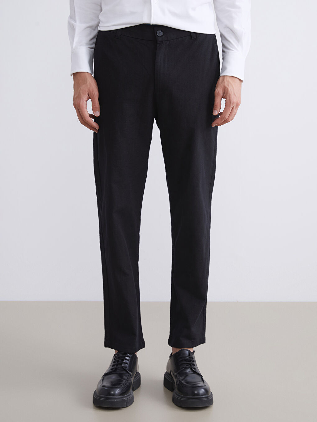 Siyah Standart Kalıp Keten Görünümlü Erkek Pantolon-1