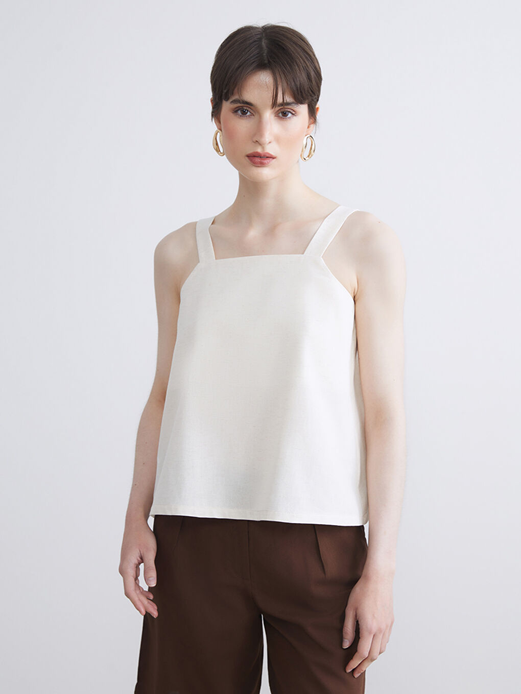 Bej Kare Yaka Askılı Keten Karışımlı Bluz