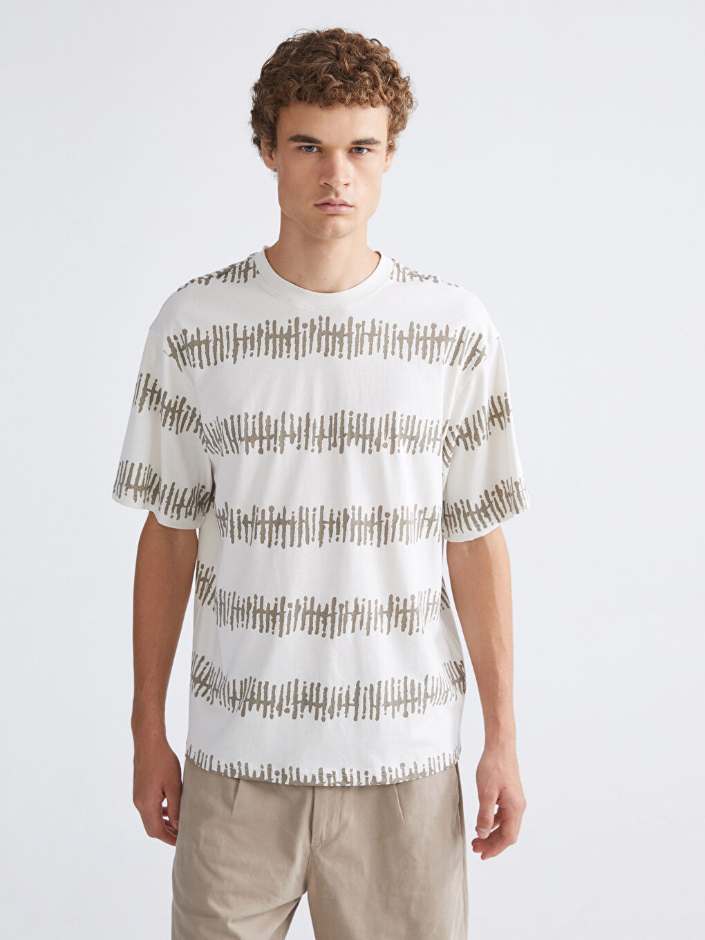 Bej Bisiklet Yaka Desenli Penye Erkek Tişört