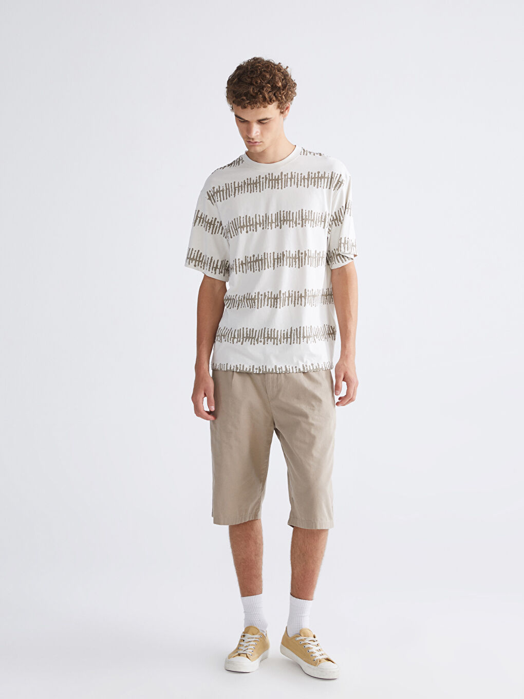 Bej Bisiklet Yaka Desenli Penye Erkek Tişört-1