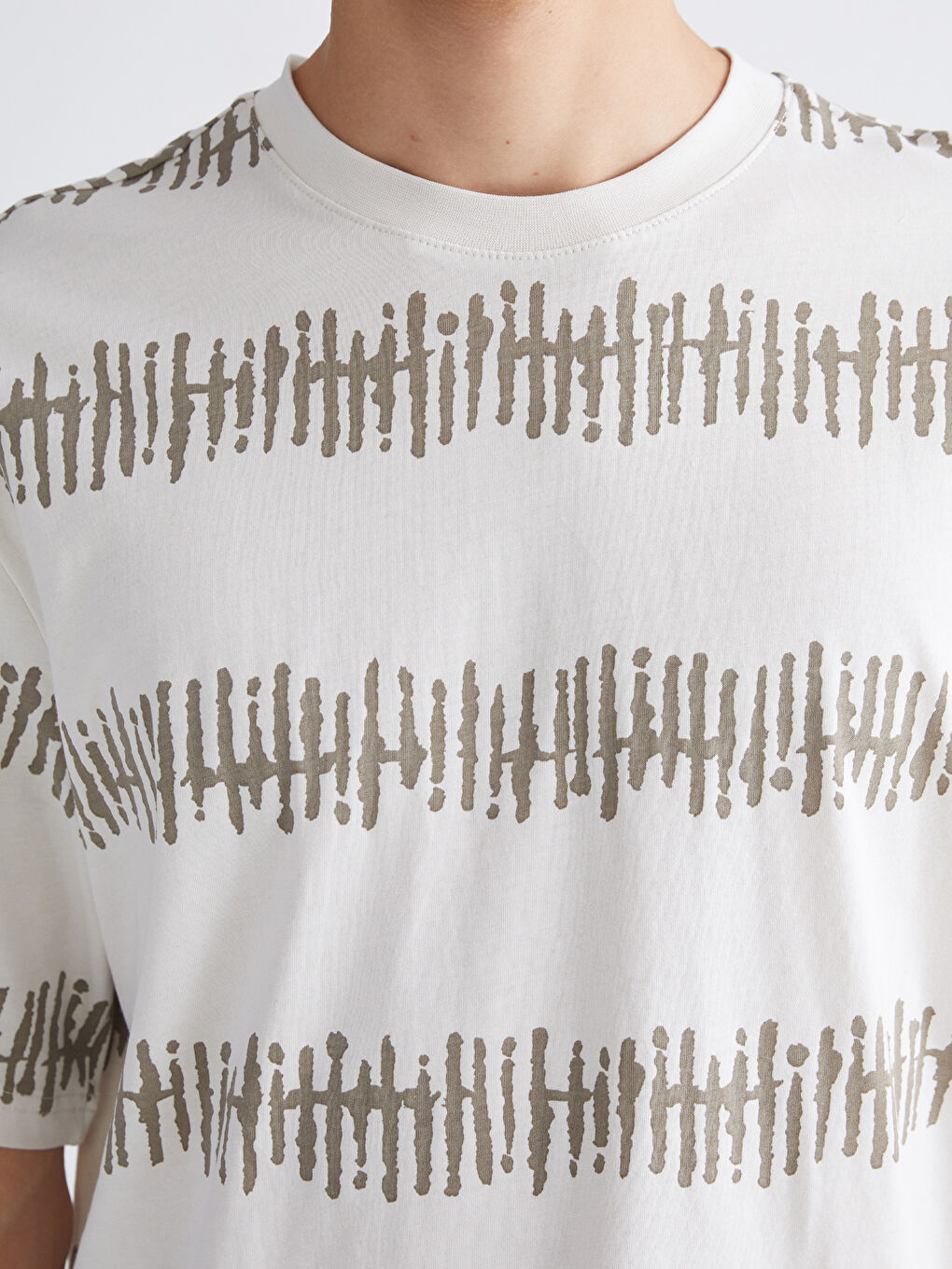 Bej Bisiklet Yaka Desenli Penye Erkek Tişört-2