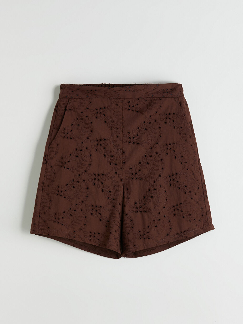 Kahverengi Beli Lastikli Ajurlu Brode Kadın Şort-4