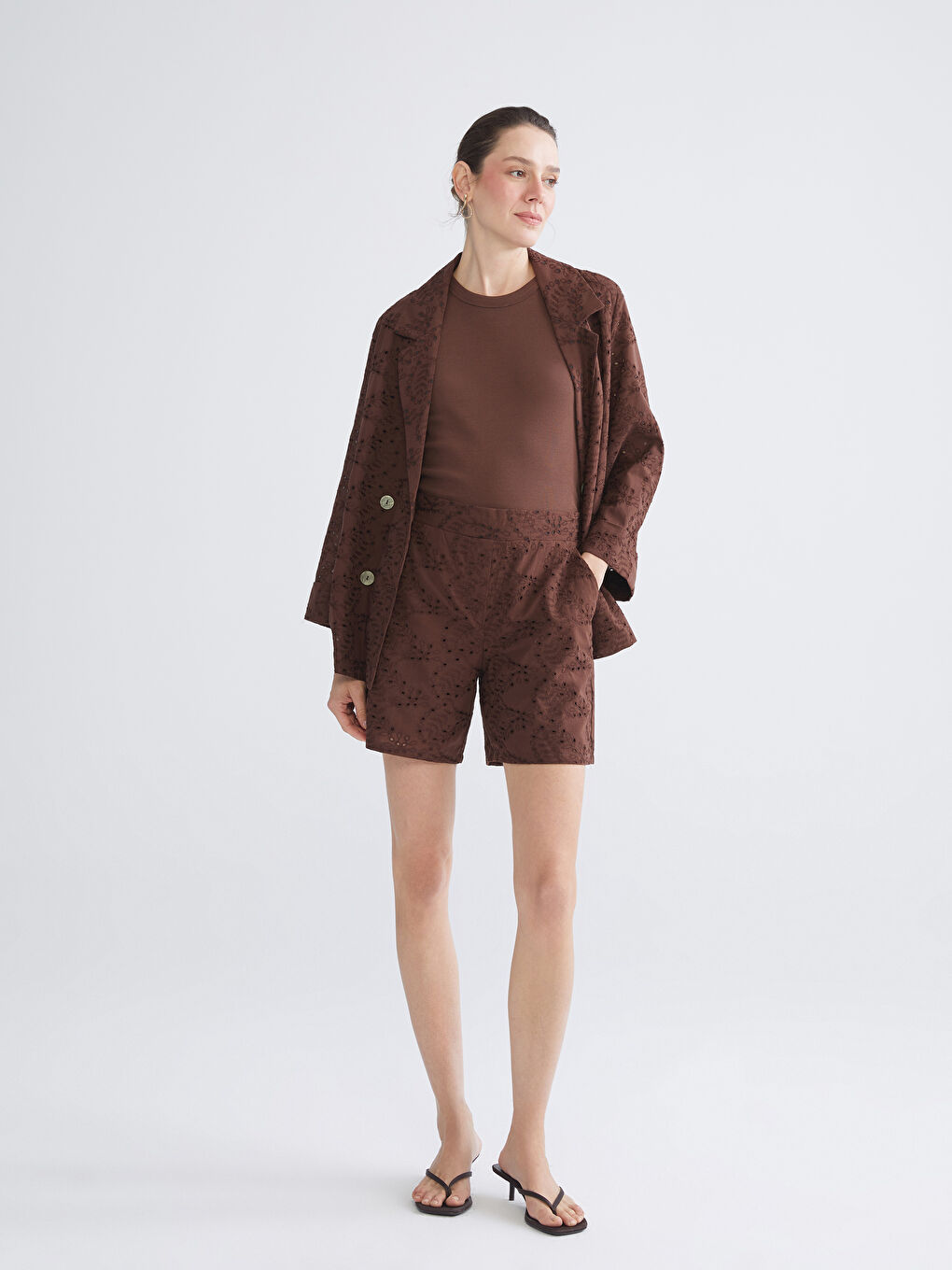 Kahverengi Beli Lastikli Ajurlu Brode Kadın Şort