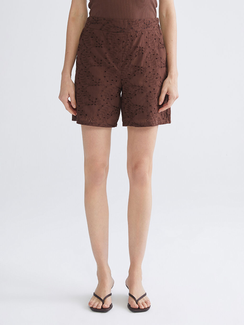 Kahverengi Beli Lastikli Ajurlu Brode Kadın Şort-1