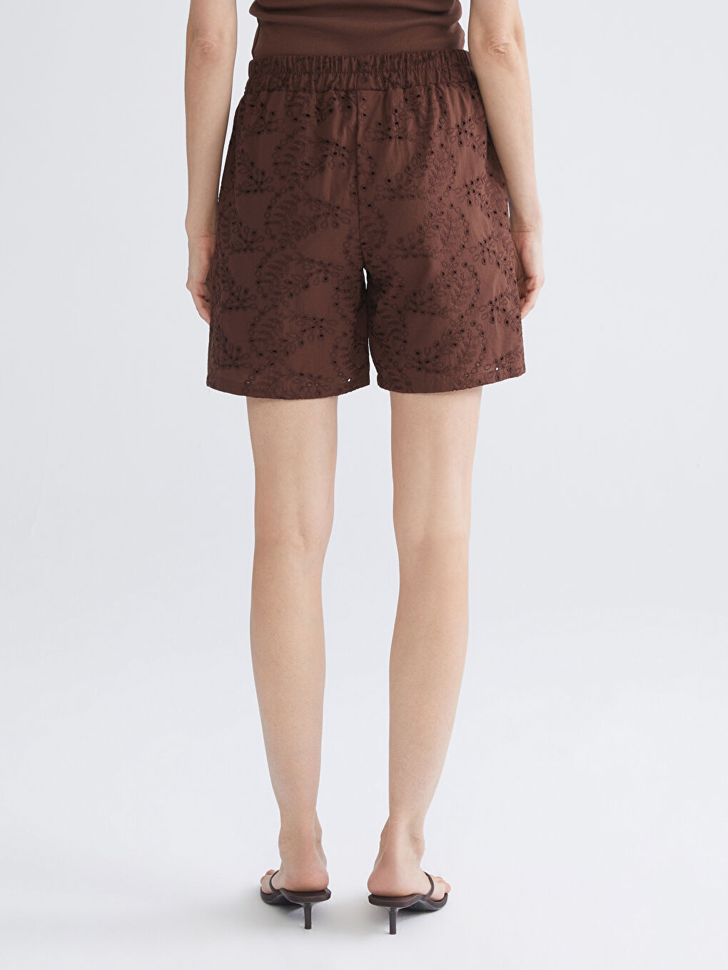 Kahverengi Beli Lastikli Ajurlu Brode Kadın Şort-3