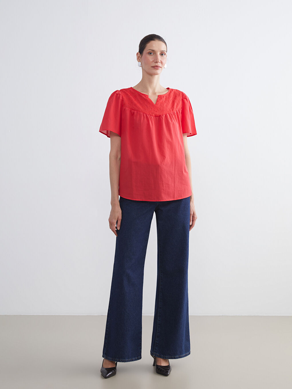 Kırmızı Kaçık Yaka Ajurlu Bluz-1