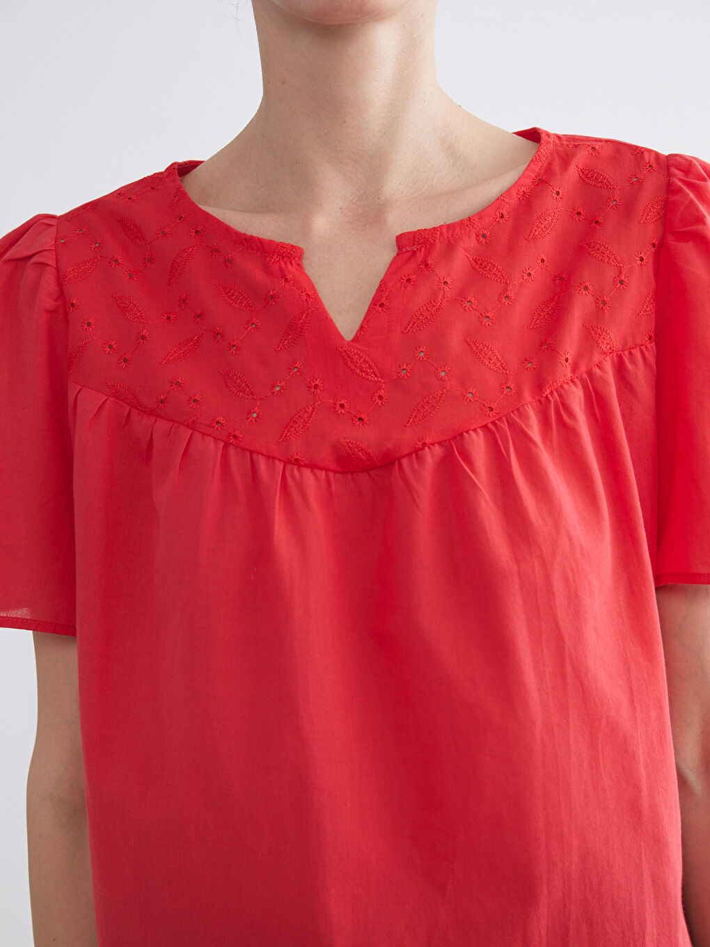 Kırmızı Kaçık Yaka Ajurlu Bluz-2