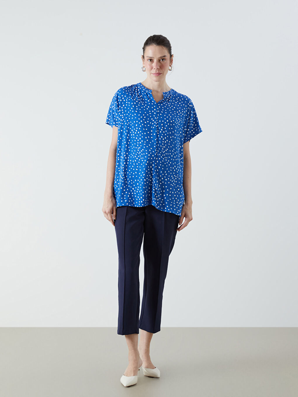 Mavi Kaçık Yaka Puantiyeli Bluz-1