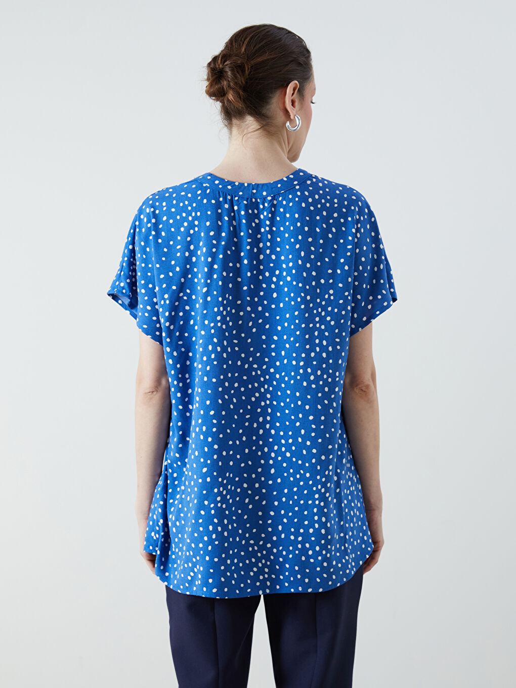 Mavi Kaçık Yaka Puantiyeli Bluz-3