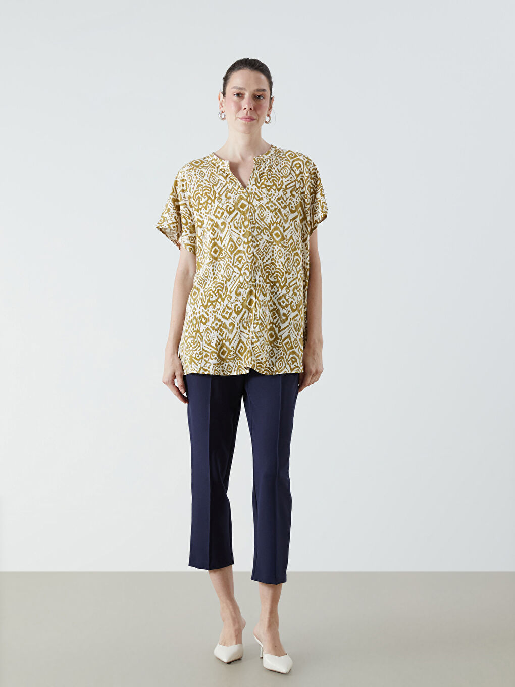 Bej Kaçık Yaka Desenli Keten Karışımlı Bluz-1