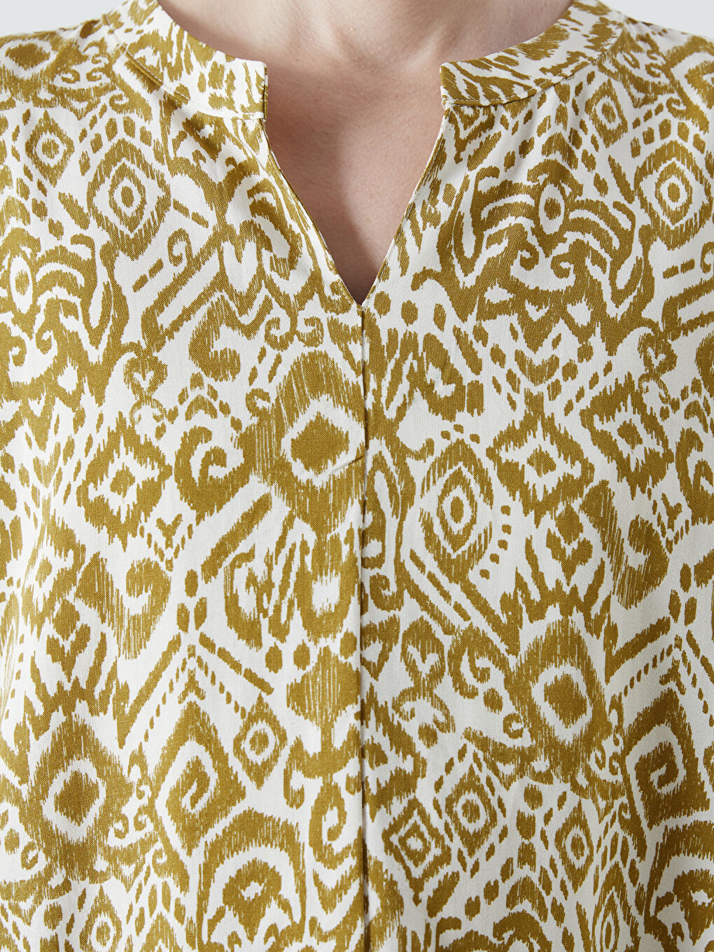 Bej Kaçık Yaka Desenli Keten Karışımlı Bluz-2