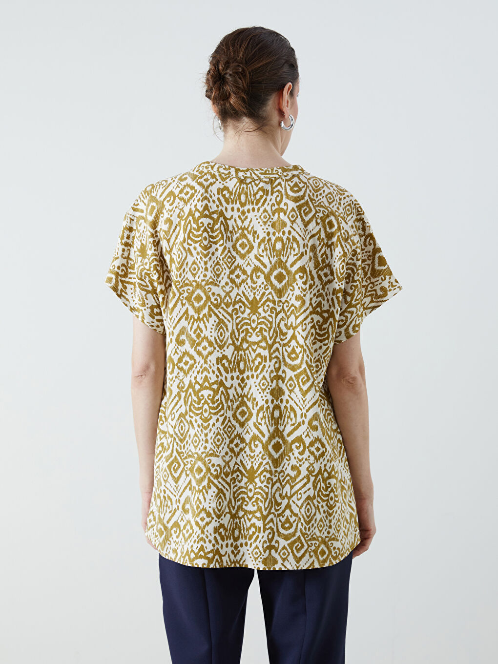 Bej Kaçık Yaka Desenli Keten Karışımlı Bluz-3