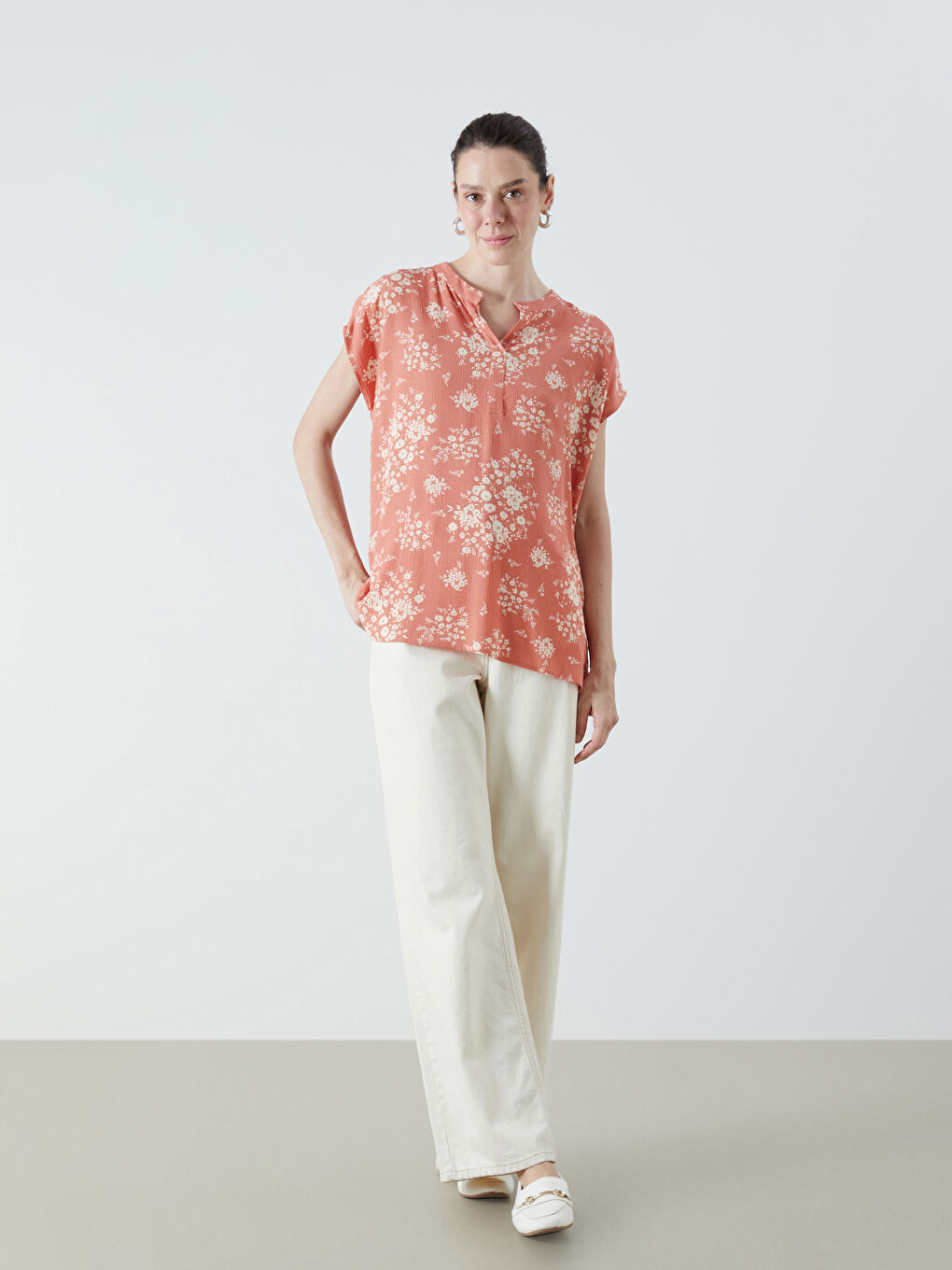 Mercan Kaçık Yaka Çiçekli Bluz-1