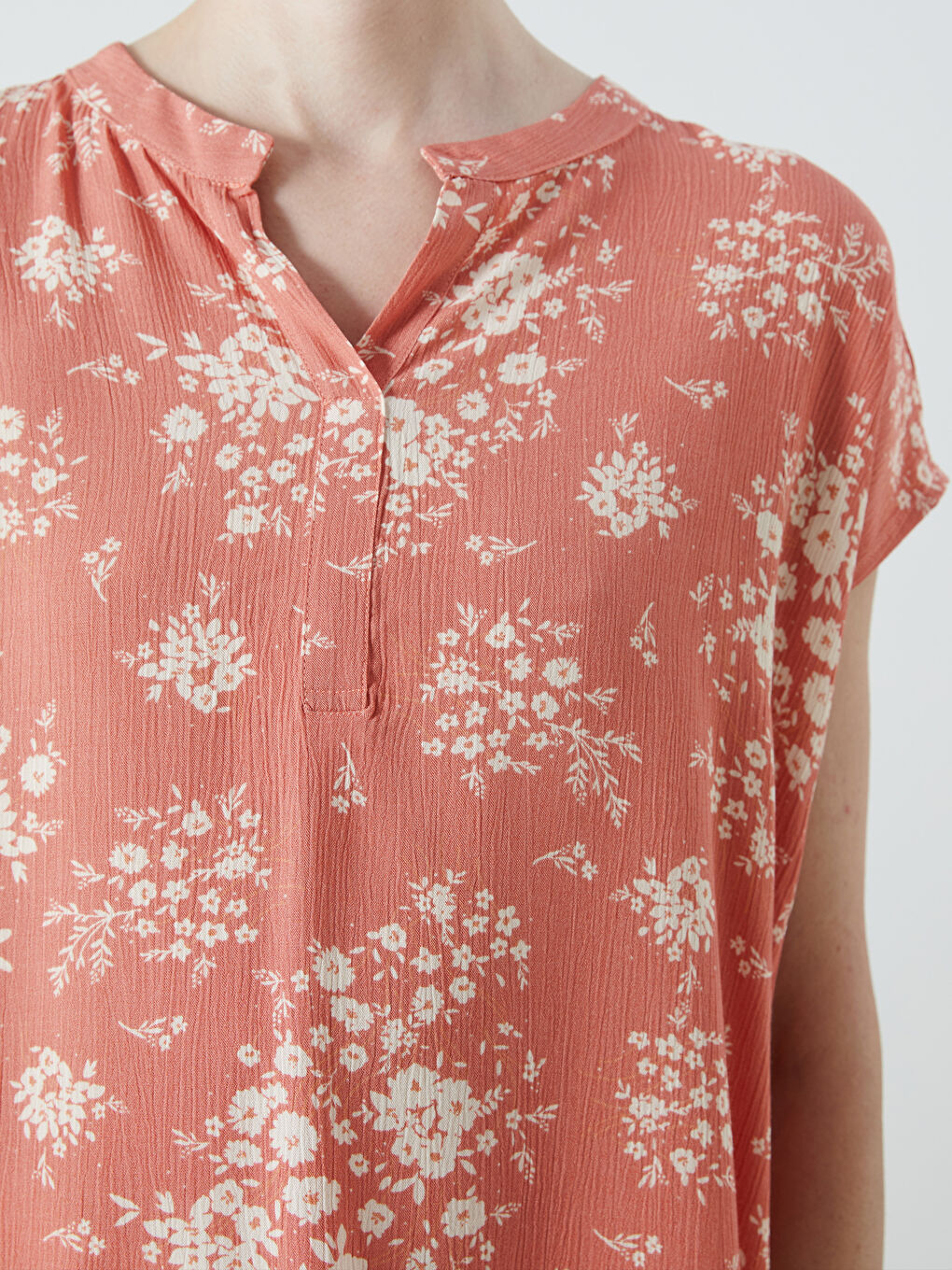 Mercan Kaçık Yaka Çiçekli Bluz-2