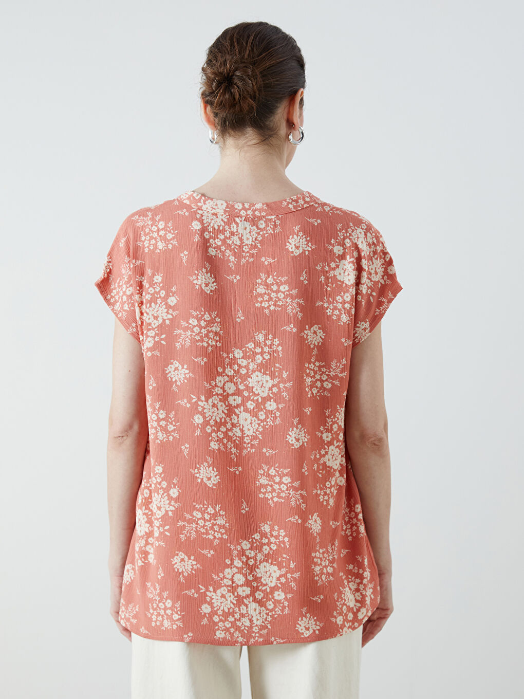 Mercan Kaçık Yaka Çiçekli Bluz-3