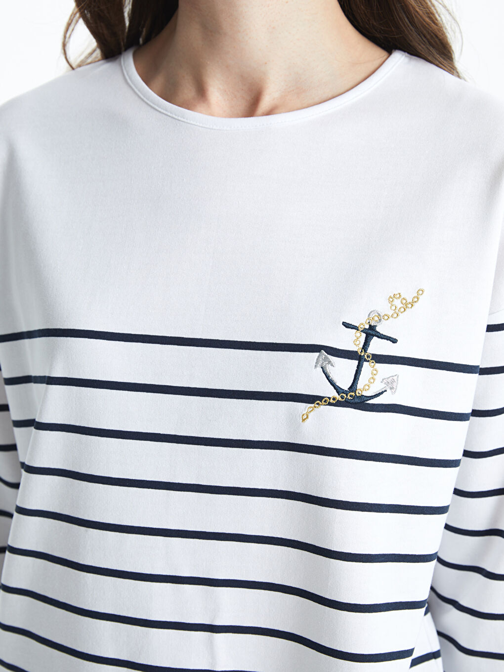 теңіз жолақты, дөңгелек жағалы футболка якорь кестесімен.-2