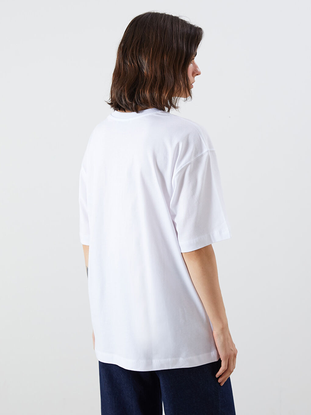 Beyaz Bisiklet Yaka Baskılı Oversize Kadın Tişört-3