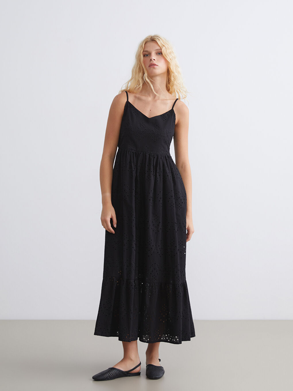 Siyah V Yaka Ajurlu Elbise