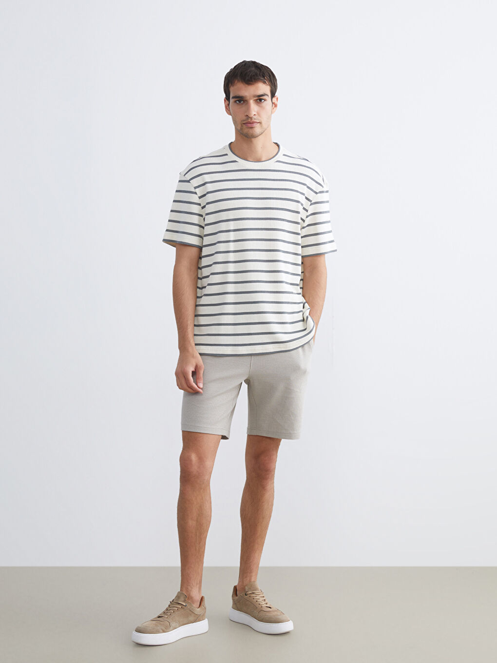 Gri Bisiklet Yaka Çizgili Penye Erkek Tişört-1