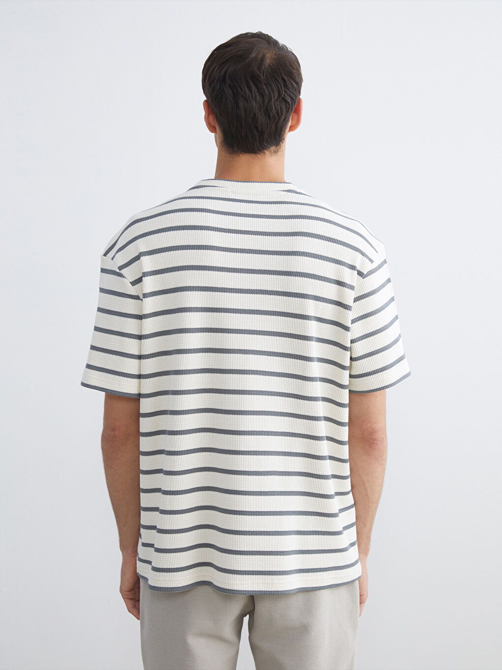 Gri Bisiklet Yaka Çizgili Penye Erkek Tişört-3