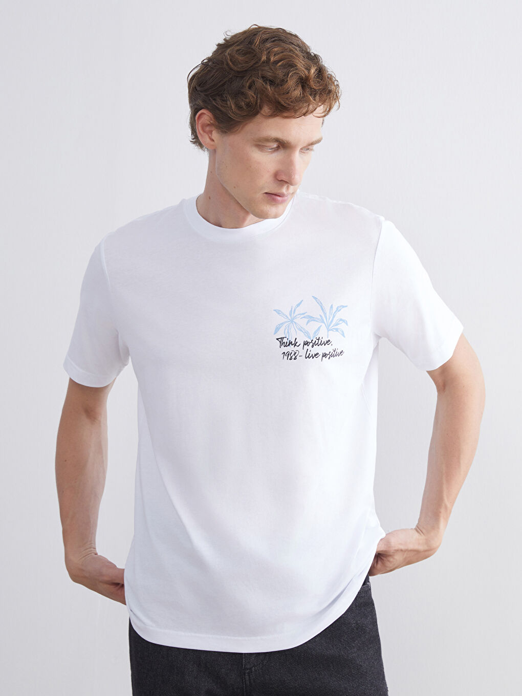 Beyaz Bisiklet Yaka Baskılı Penye Erkek Tişört