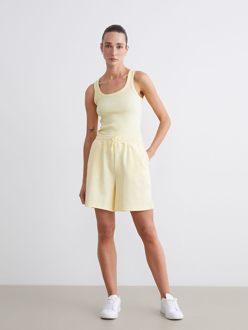 Sarı Beli Lastikli Kadın Şort