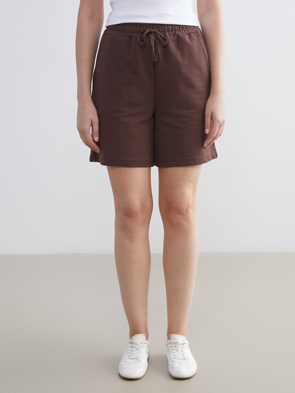 Kahverengi Beli Lastikli Kadın Şort-1