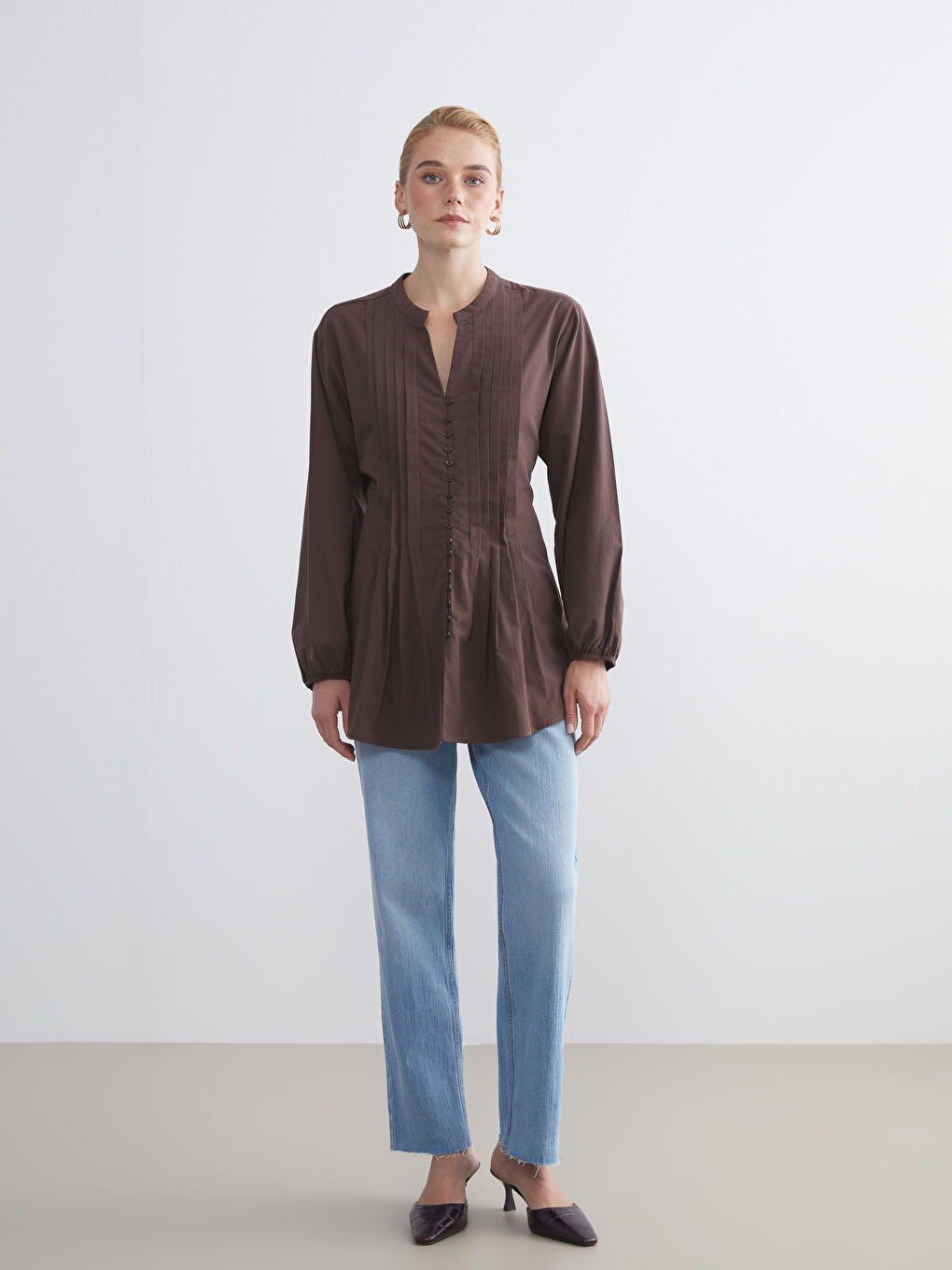 Kahverengi Kaçık Yaka Pileli Bluz-1