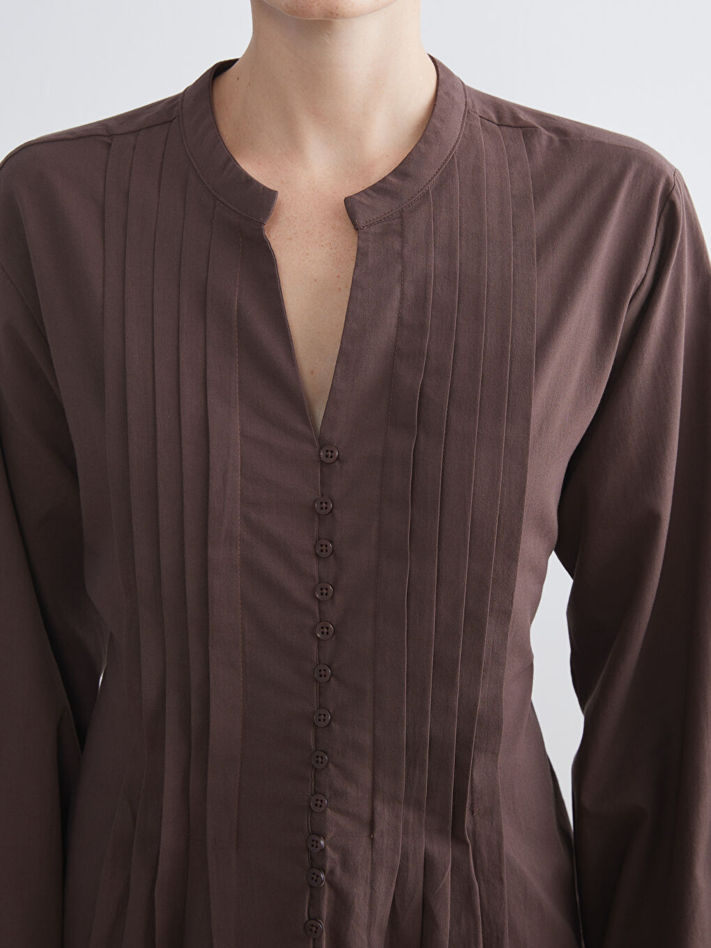 Kahverengi Kaçık Yaka Pileli Bluz-2