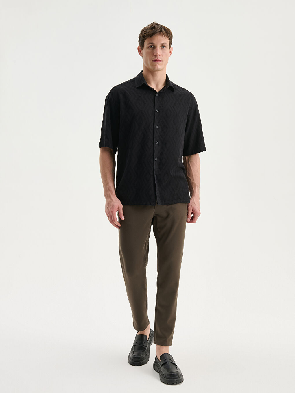 Siyah Regular Fit Kısa Kollu Armürlü Erkek Gömlek-1