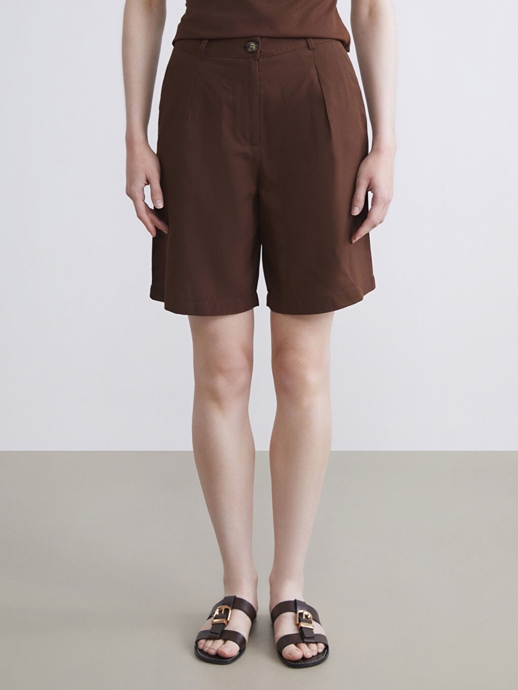 Kahverengi Loose Fit Keten Karışımlı Kadın Pileli Şort-1