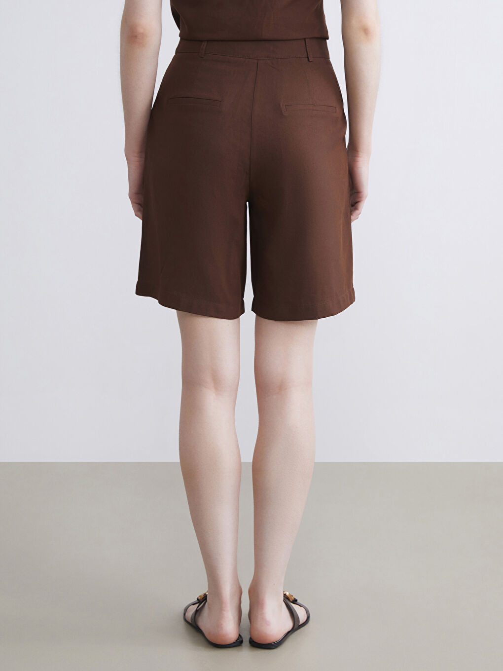 Kahverengi Loose Fit Keten Karışımlı Kadın Pileli Şort-3