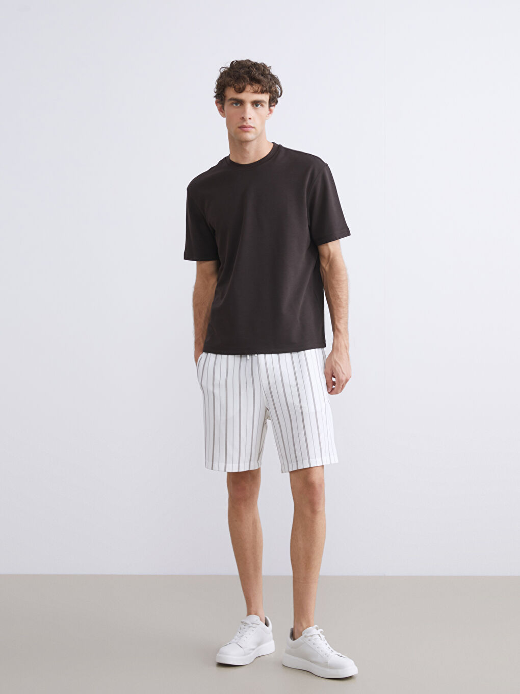 Bej Standart Kalıp Çizgili Erkek Şort