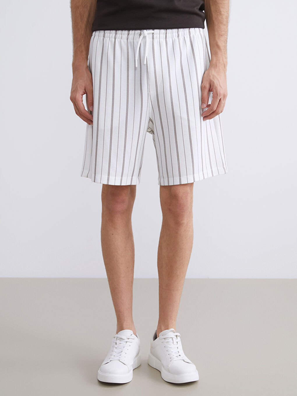 Bej Standart Kalıp Çizgili Erkek Şort-1