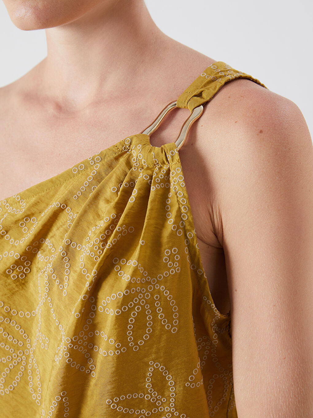 Yeşil Tek Omuz Nakışlı Büzgülü Bluz-2