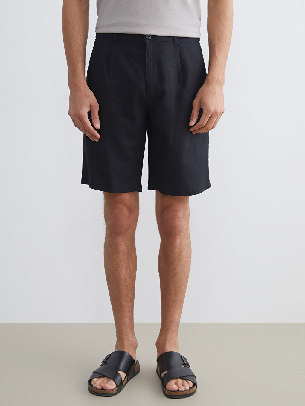 Siyah Standart Kalıp Keten Karışımlı Erkek Şort-1