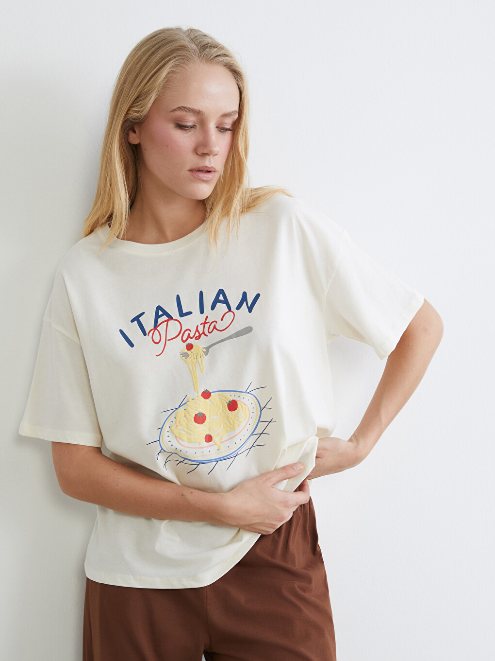 Ekru Bisiklet Yaka İtalian Baskılı Kadın Pijama Üstü