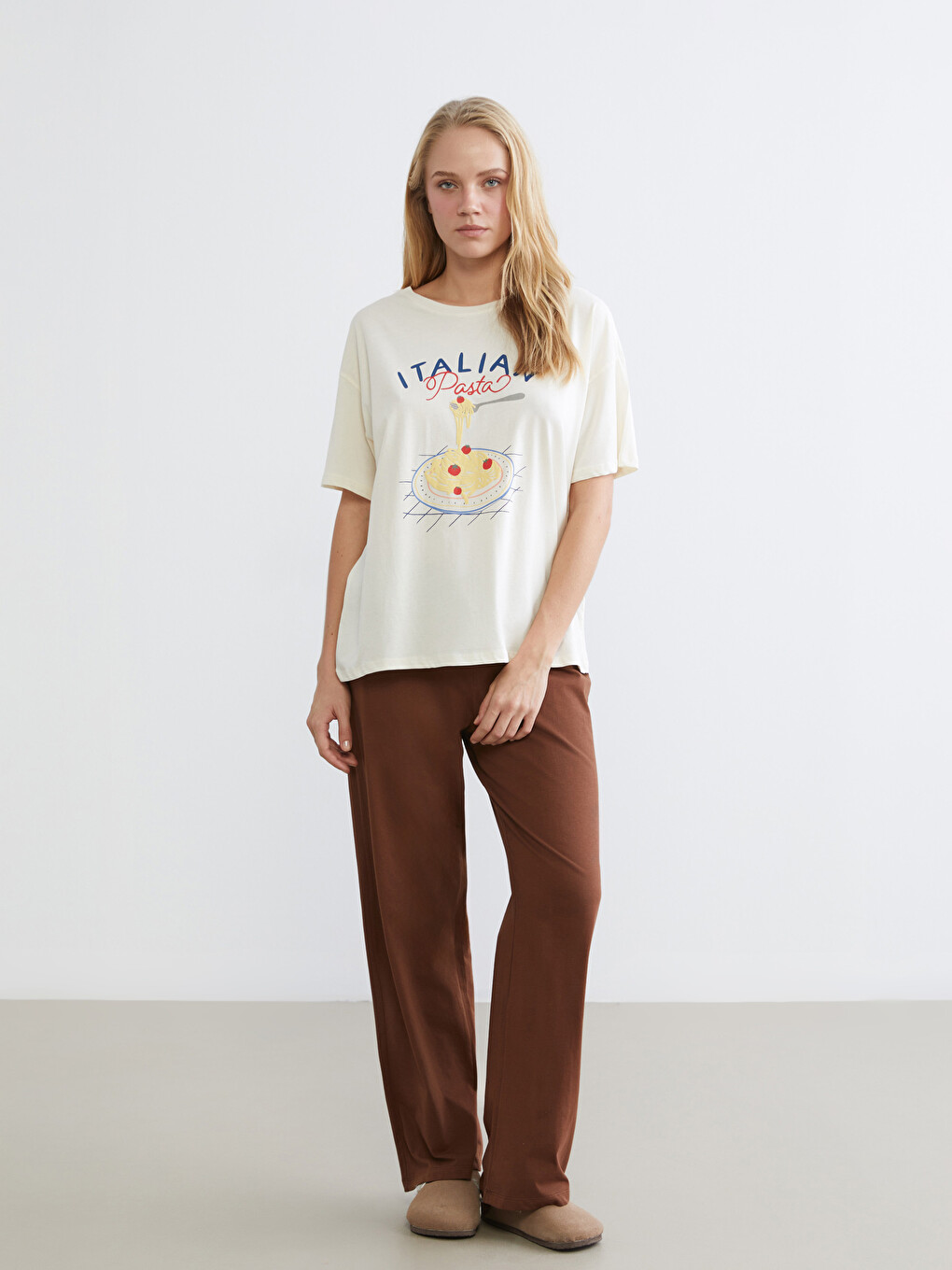 Ekru Bisiklet Yaka İtalian Baskılı Kadın Pijama Üstü-1